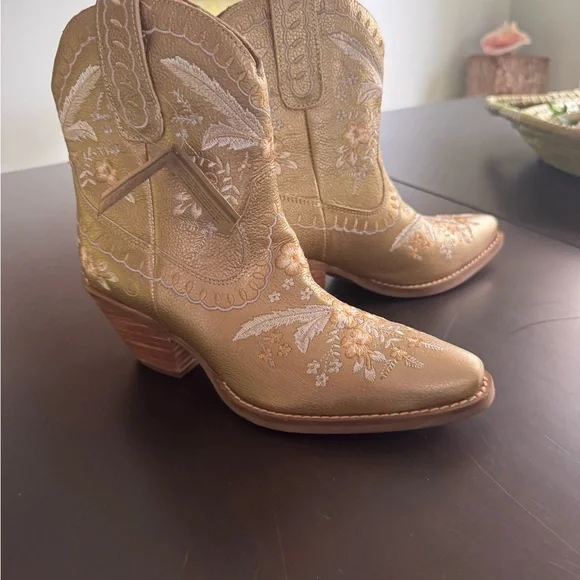 The Primrose Cowboy short ankle boots by Dingo - Picture 3 of 3